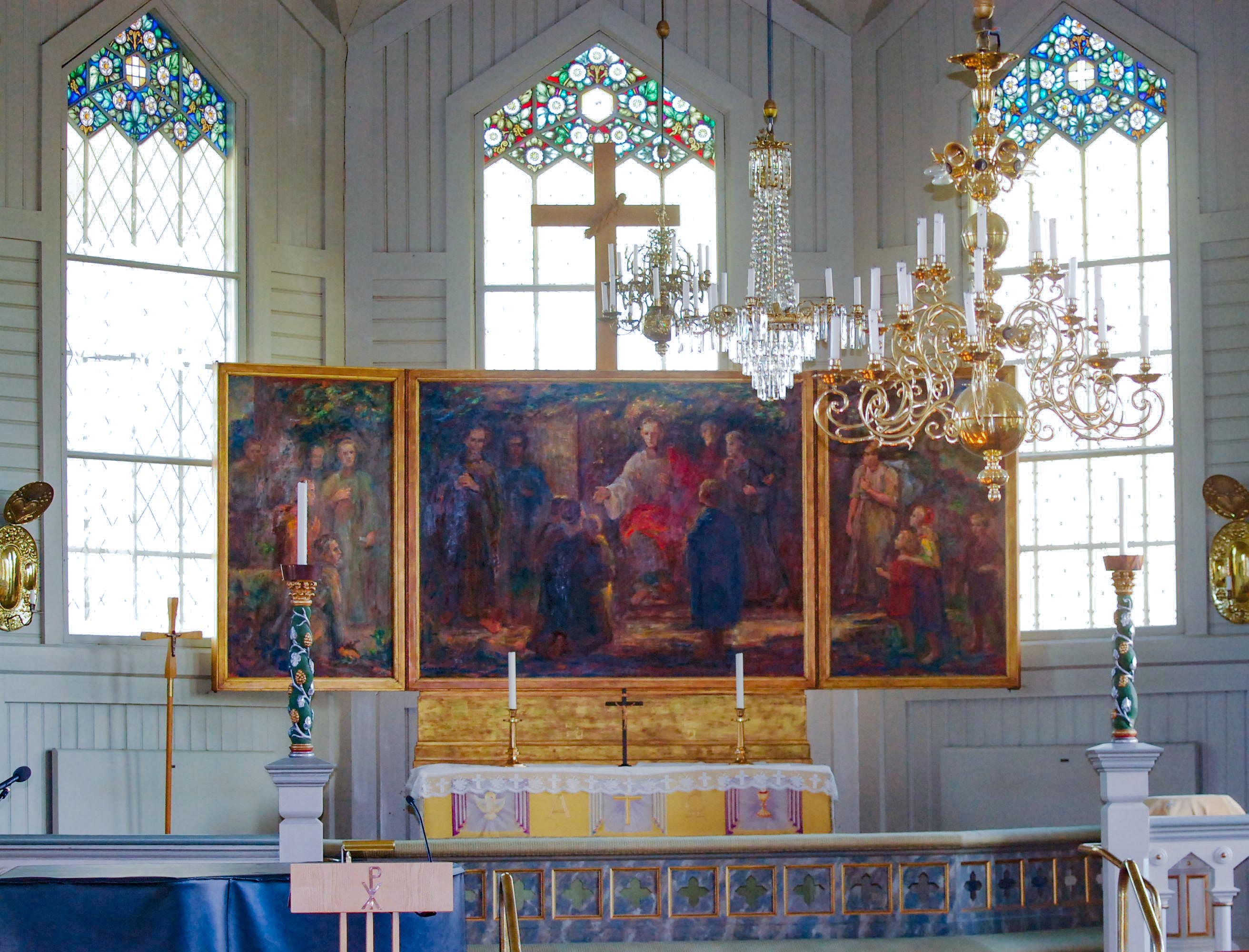 en altartavla målad i starka färger framför stora träfönster i en kyrka