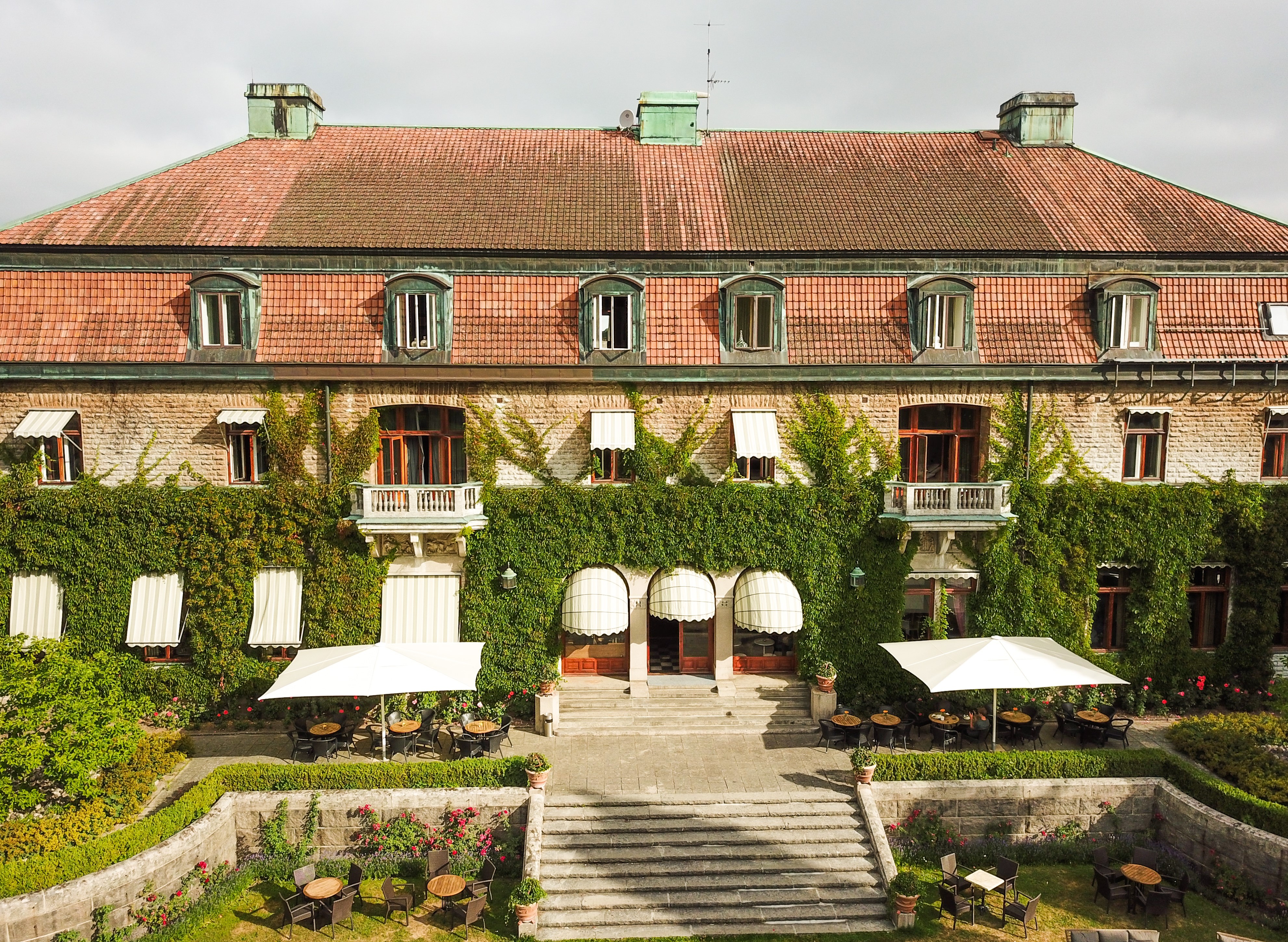 Somrig exteriörbild på Bjertorp Slott.