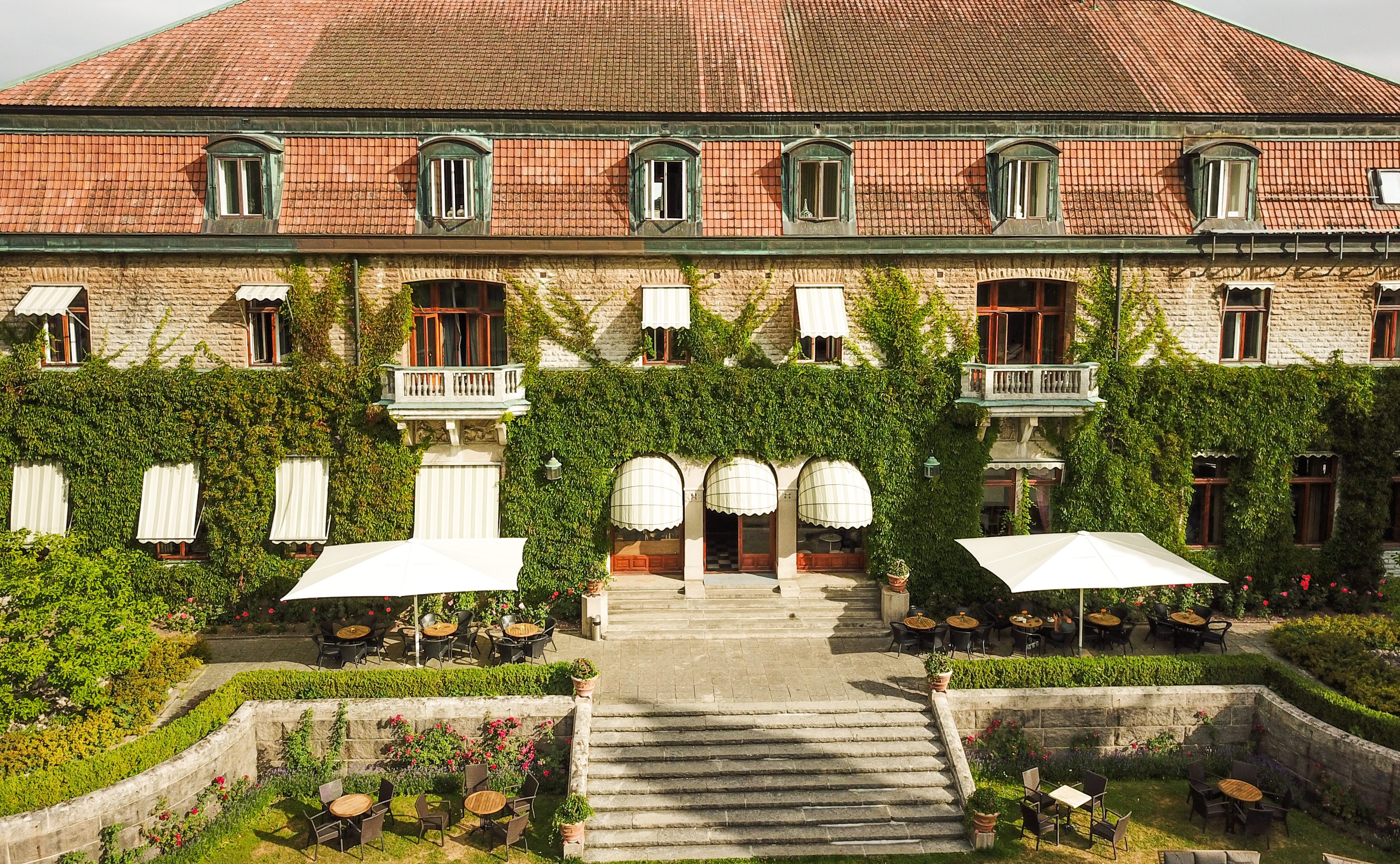 Somrig exteriörbild på Bjertorp Slott.