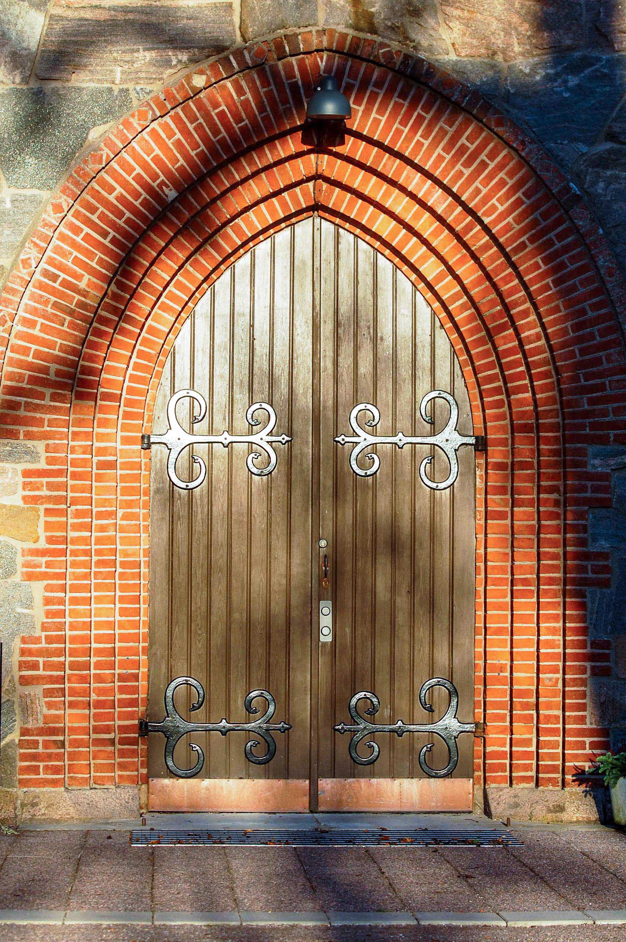 En kyrkport med tegel runtom.