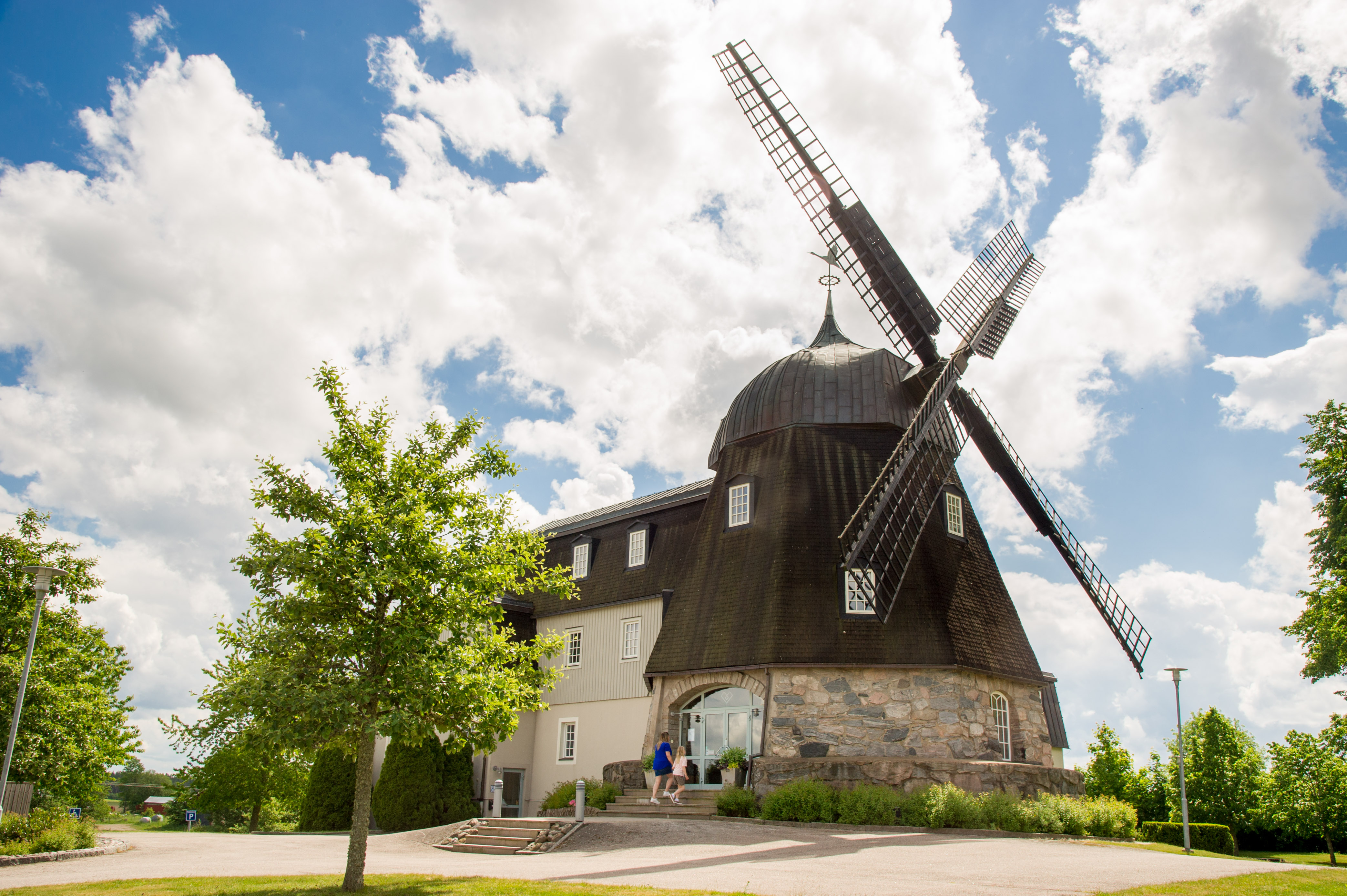 En gammal kvarn med blå himmel med moln bakom.