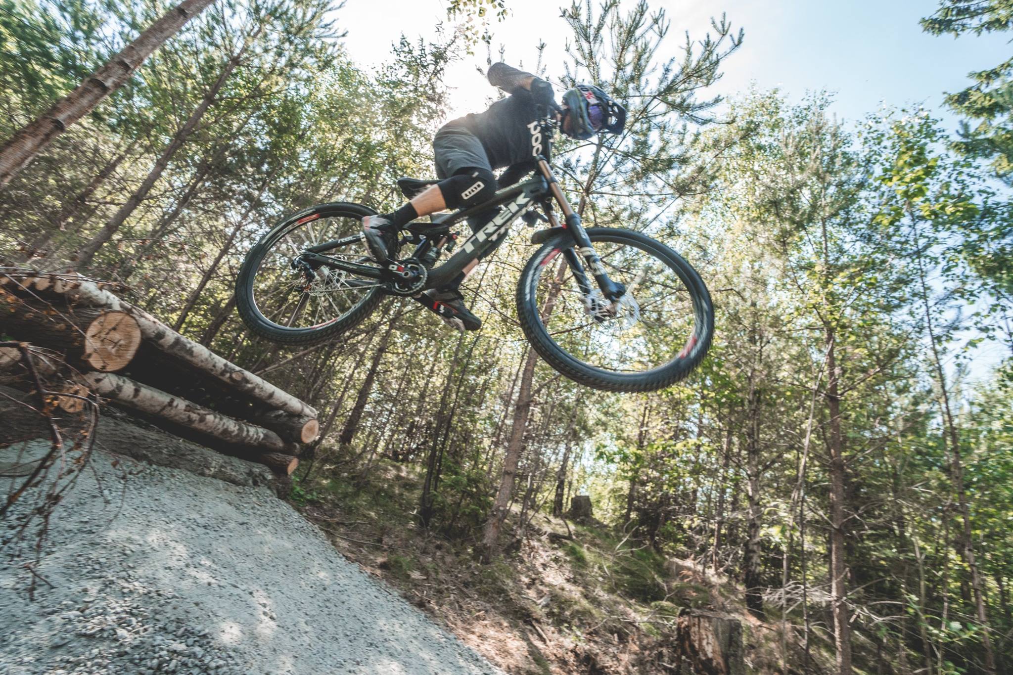 Mountainbikecyklist hoppar över hinder