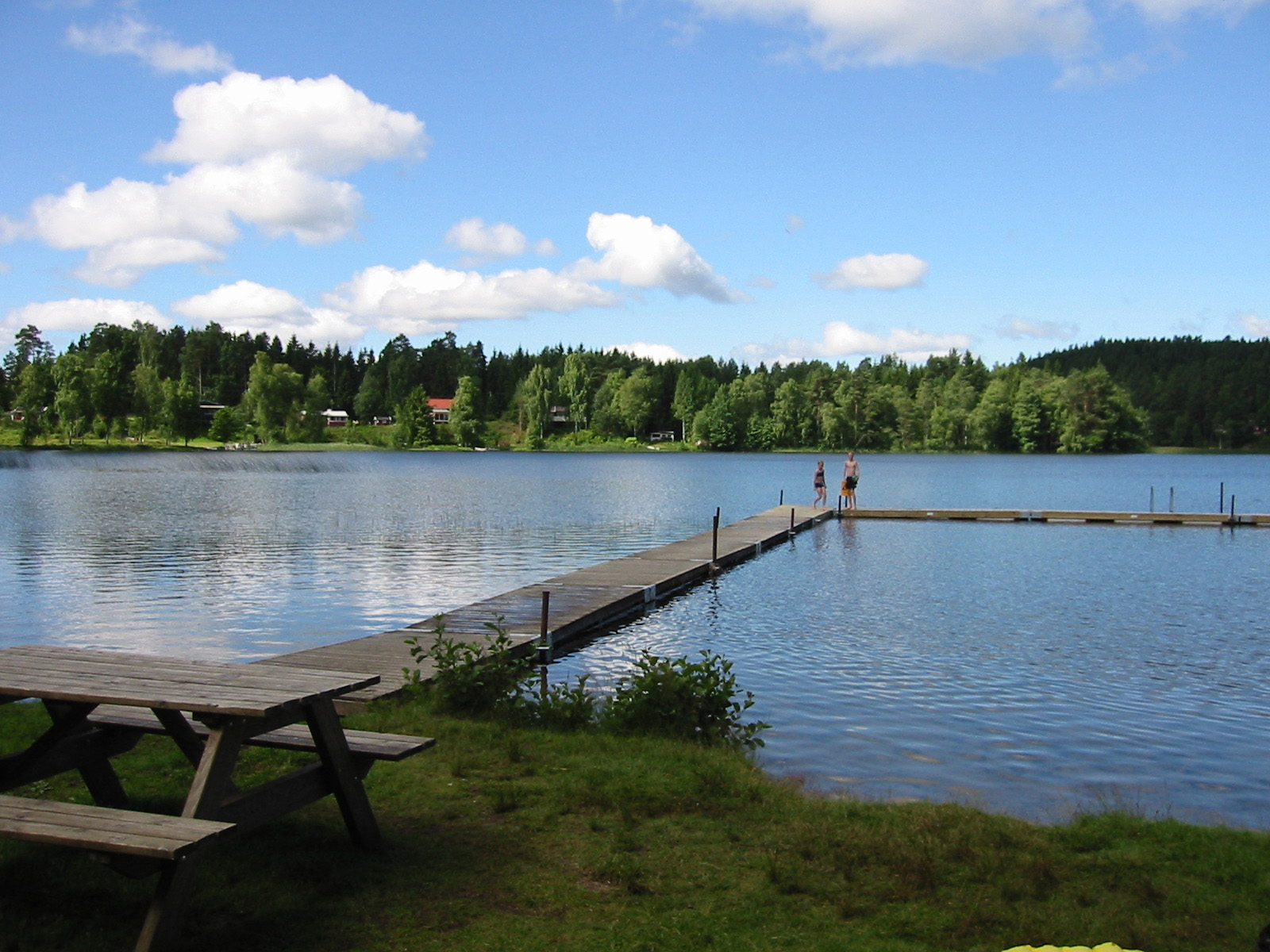 Badbrygga ut i sjön
