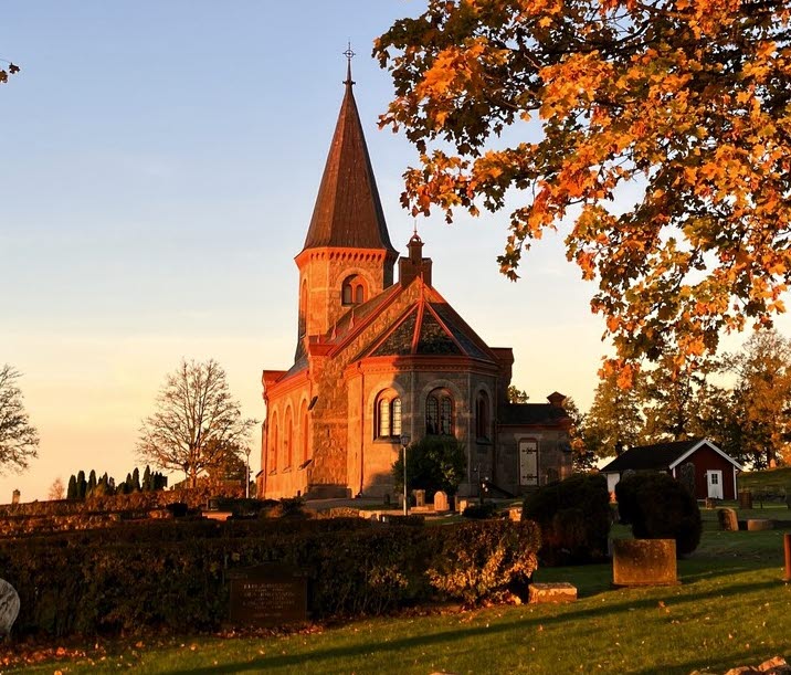 Ornunga kyrka i höstfärger