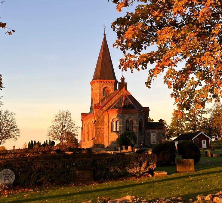 Ornunga kyrka i höstfärger