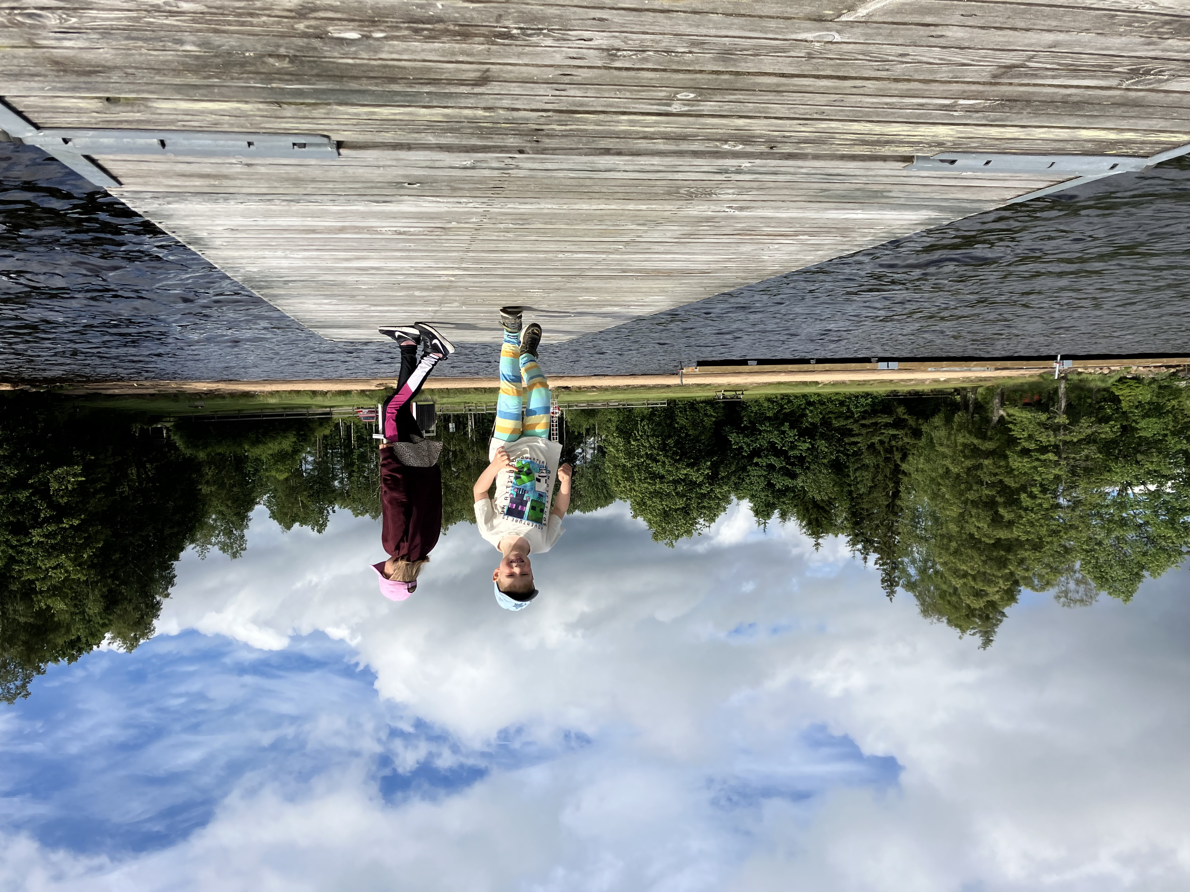 Två barn på bryggan